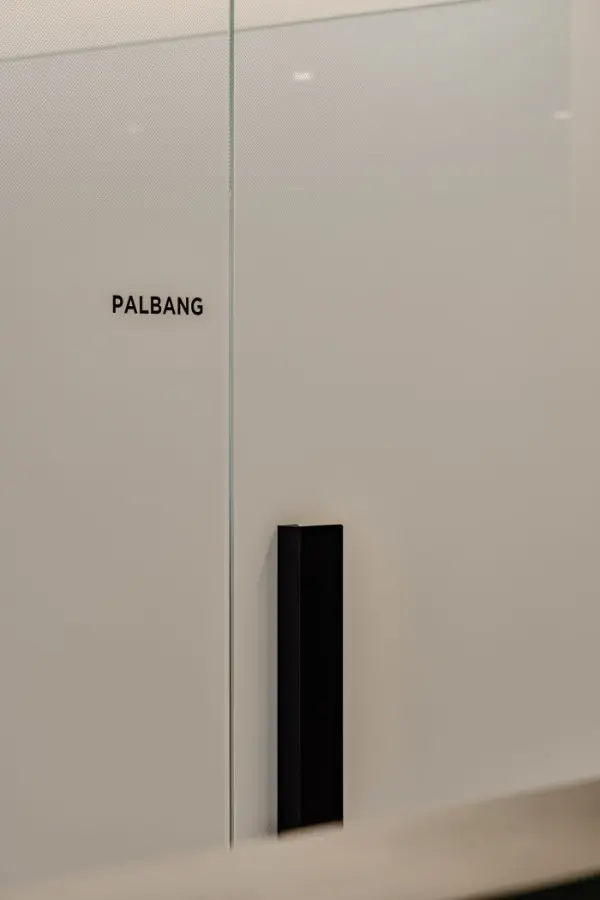 블랙 포인트가 돋보이는 미니멀 오피스 도어